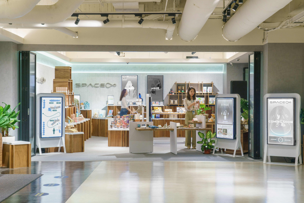 金沙1963打造永续选物商店 ，展示社企及社创商品 ，结合创利空间所开发的智能零售系统，整合多元产品信息，让无人商店扮演公益行动的推手